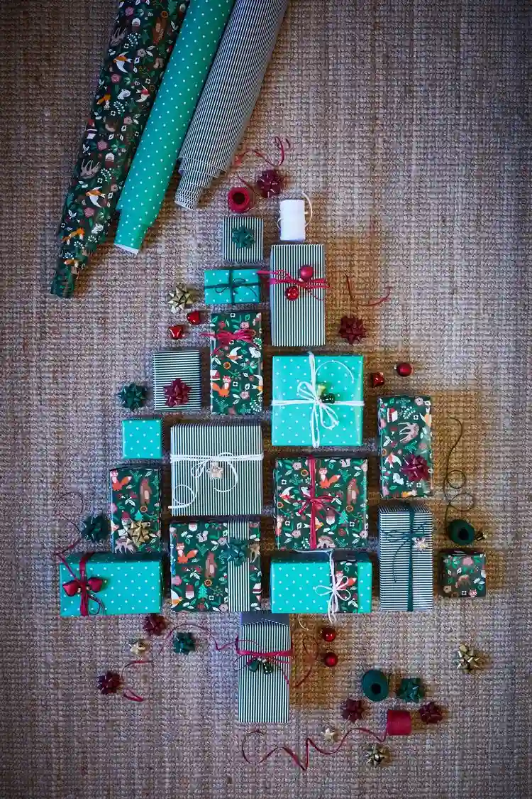 Weihnachtskollektion Ikea 2021 Geschenkverpackung in klassischen Farben