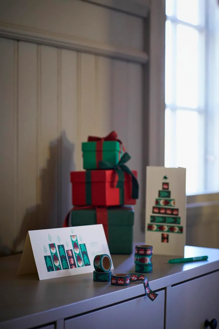 Weihnachtskollektion Ikea buntes Klebeband mit Weihnachtsmotiven