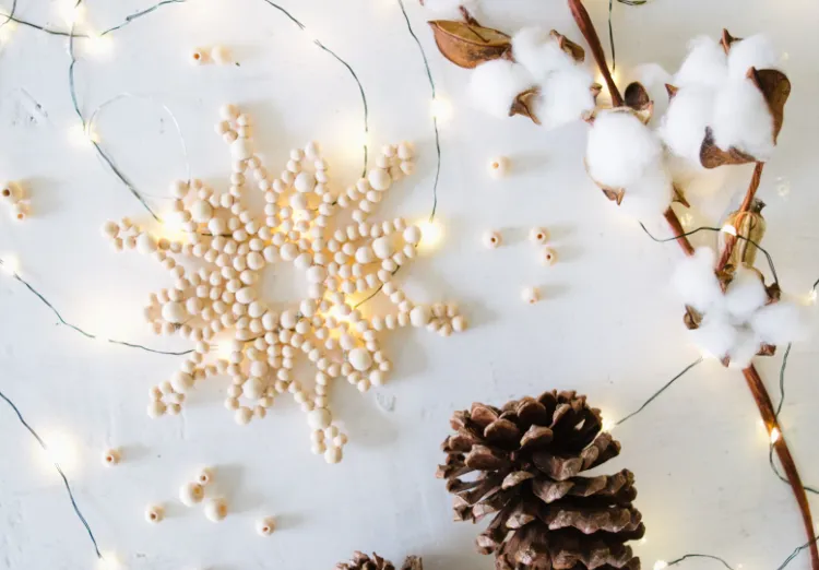 Weihnachtsschmuck aus Holzperlen selber machen Winterdeko aus Naturmaterialien