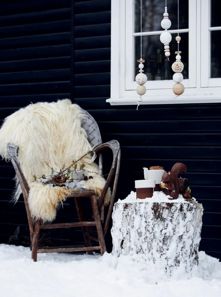 Winterdeko für den Garten gemütlich Stuhl mit Kunstfell Hängedekoration