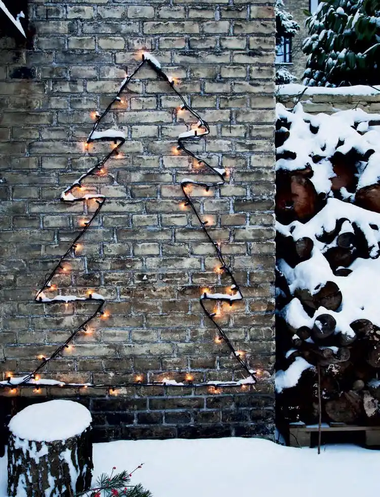 Winterdeko für draußen selber machen Tannenbaum aus Lichterkette an der Hausfassade