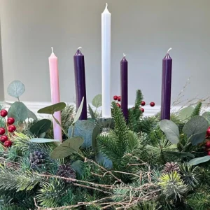 adventskranz aus tannenzweigen eukalyptus und beeren