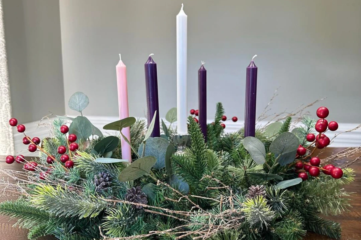 adventskranz aus tannenzweigen eukalyptus und beeren