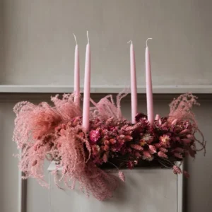 adventskranz aus trockenblumen in rosa