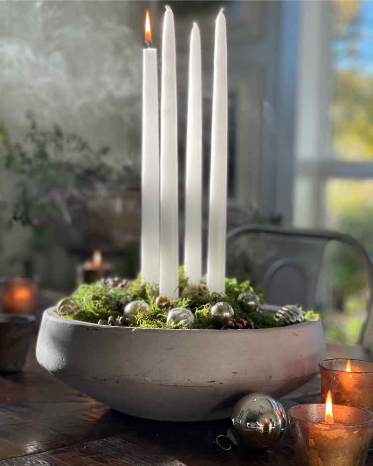 adventskranz in einer keramikschale