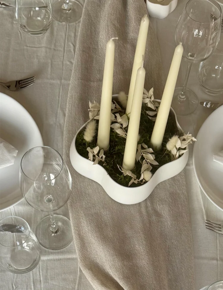 adventskranz in einer schale auf dem tisch