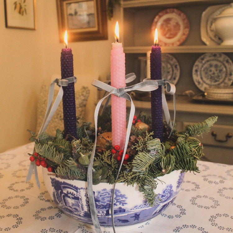 adventskranz in keramikschale mit ornamenten