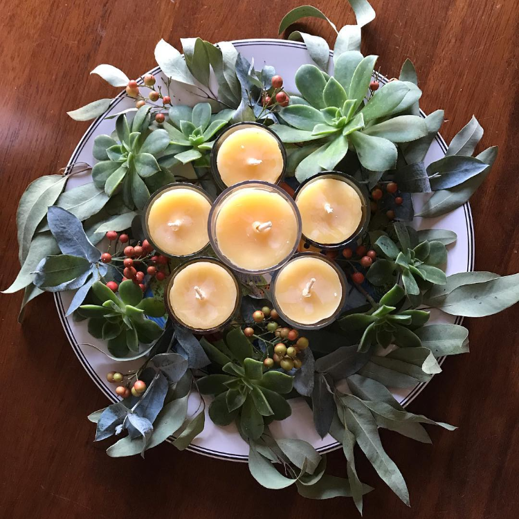 adventskranz mit teelichtern