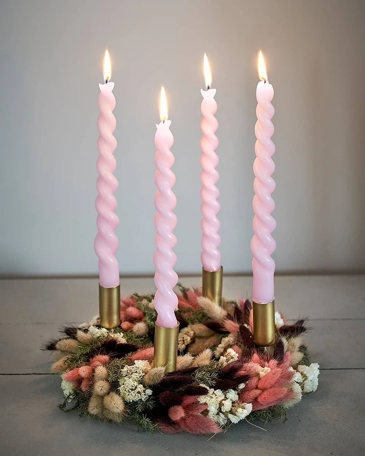 adventskranz mit trockenblumen und goldenen akzenten