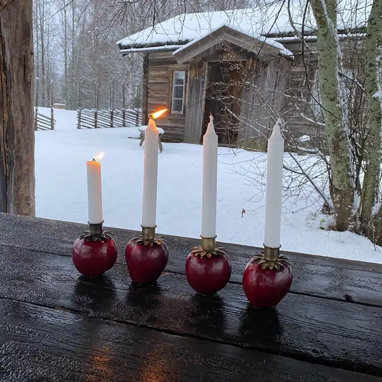 außergewöhnlicher Adventskranz - Kerzenhalter in roten Äpfeln gesteckt