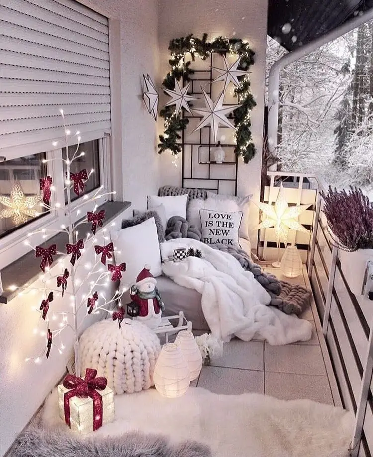 balkon weihnachtlich dekorieren in grau und weißß mit lichtern