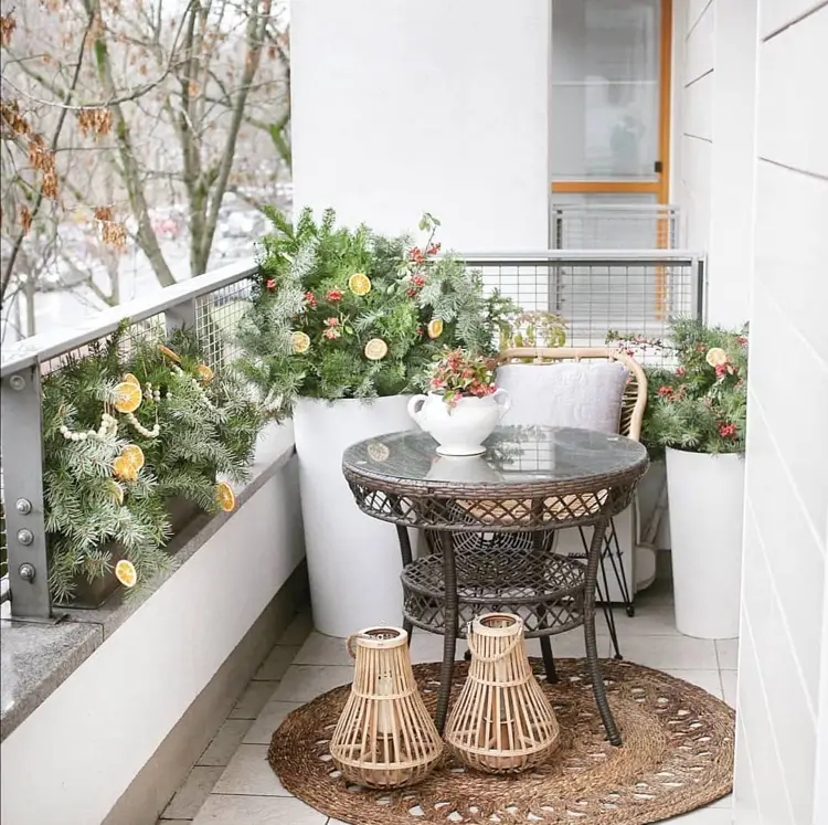balkon weihnachtlich dekorieren mit tannengrün und orangenscheiben