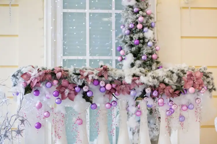 balkongeländer weihnachtlich dekorieren mit weihnachtsschmuck in lilatönen