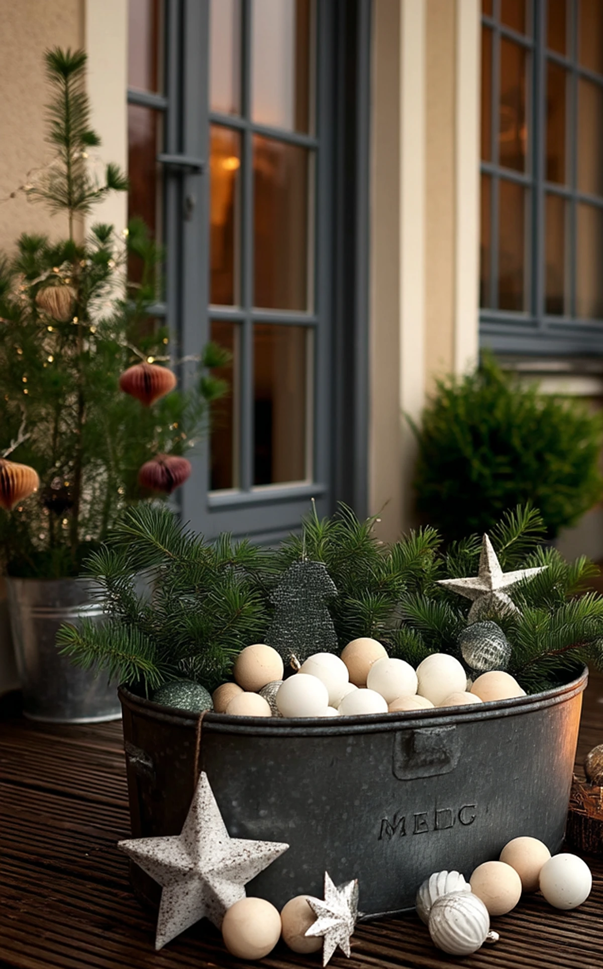 deko idee mit tannenzweigen und holzsternen im zinkeimer für den balkon