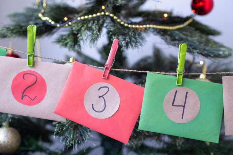 diy adventskalender mit sprüchen in kraftpapier umschlägen