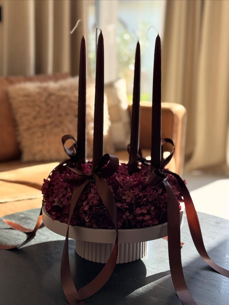 eleganter adventskranz in einer schale