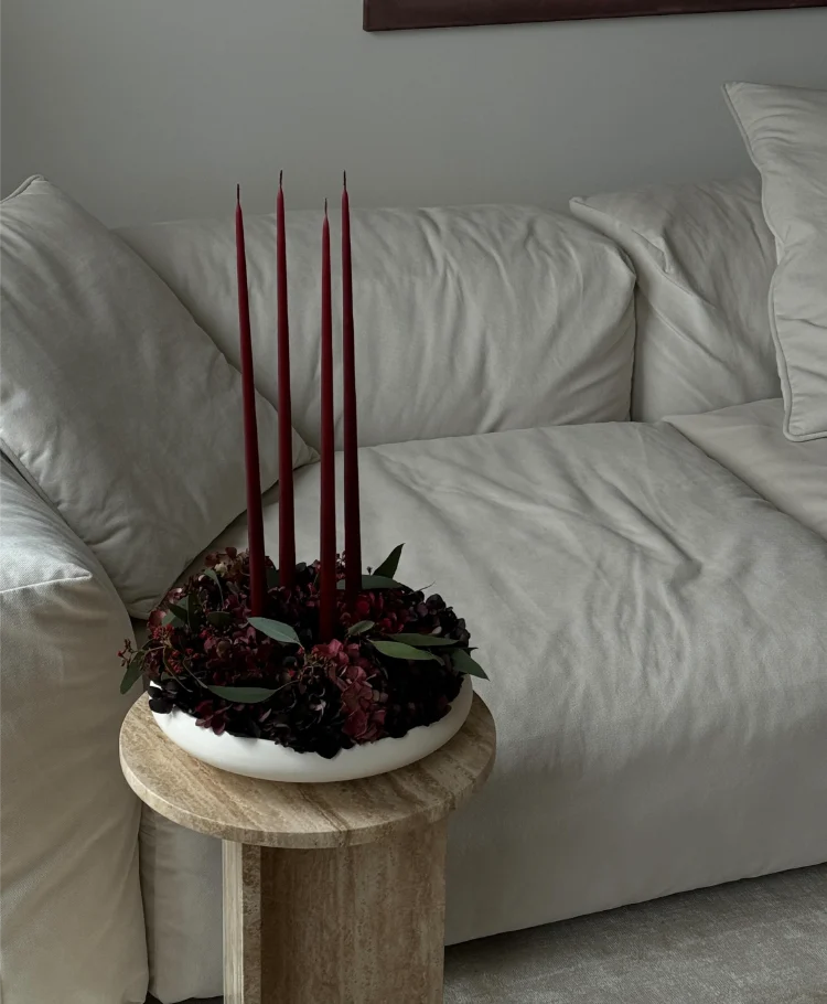 eleganter, minimalistischer adventskranz in einer schale