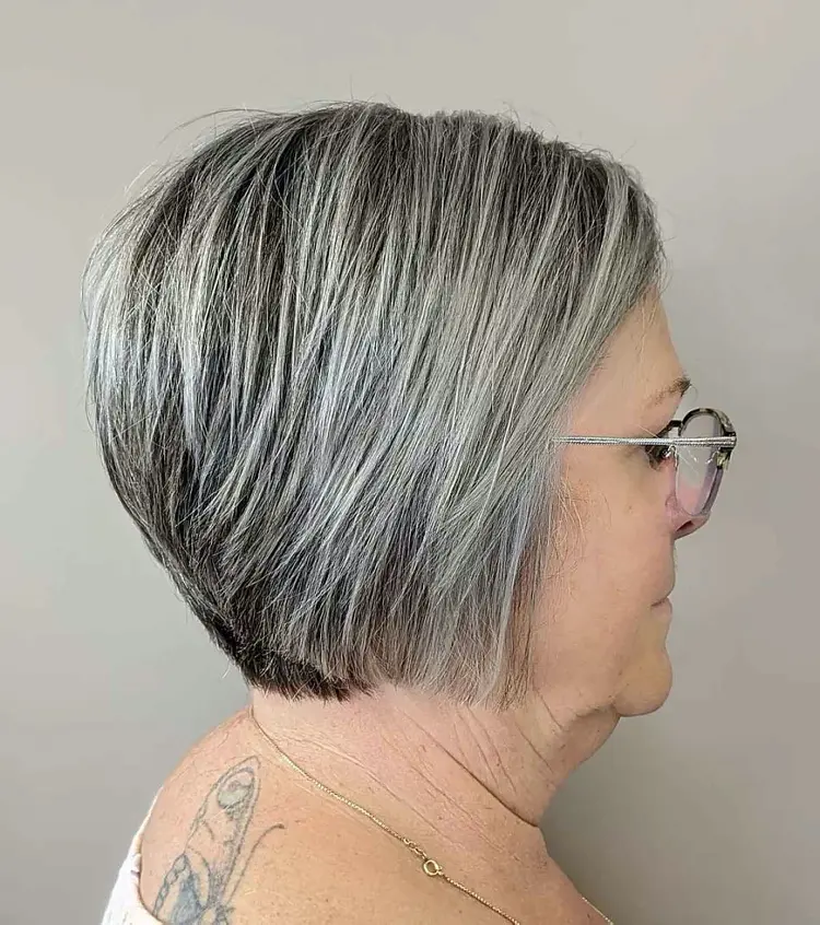 frisur für feines haar ab 60 jahre grau und schwarz mit brille