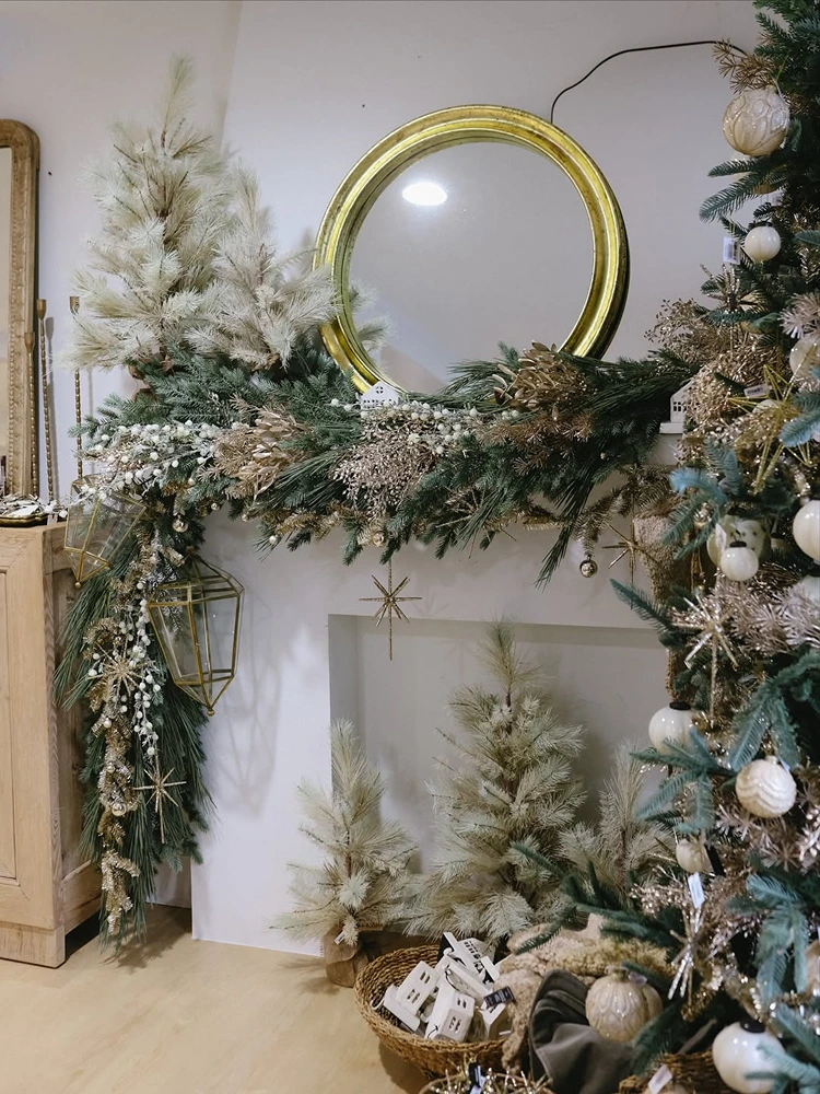 girlande aus tannengrün mit goldenen elementen