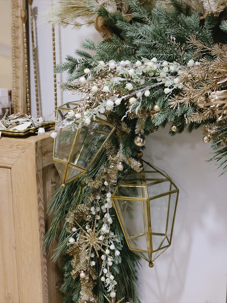 girlande aus tannenzweigen und goldenen deko elementen
