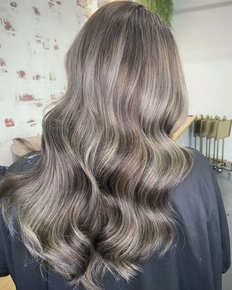 graue Strähnchen auf braunem Haar