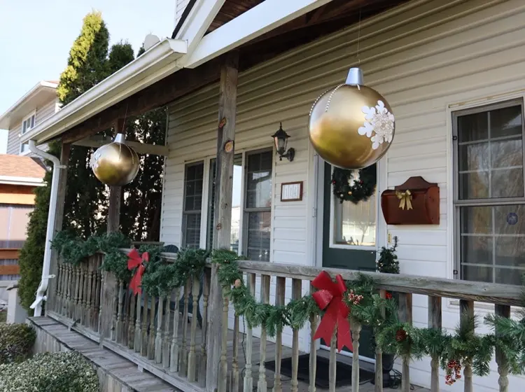 große DIY Weihnachtskugeln zum Aufhängen auf der Terrasse