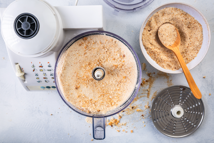 hausgemachte panko und brotkrümel aus burgerbrötchen