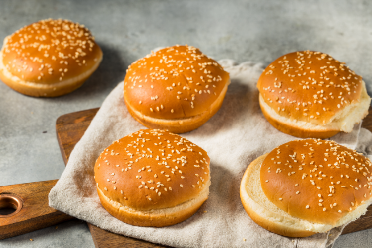 klassisches sesamsamen hamburger brötchen