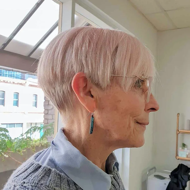 kurzhaarfrisur und pastellrosa haarfarbe für dünnes haar ab 60