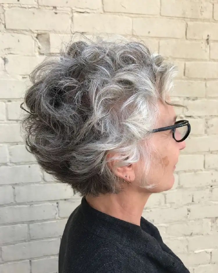 kurzhaarschnitt für graue lockige haare ab 60 mit brille
