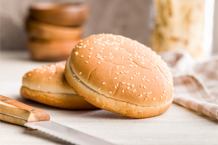 leeres burger brötchen mit sesamsamen auf einem küchentisch