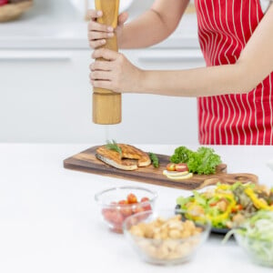 menschen können kräute und gewürze gegen hohen blutdruck in der küche verwenden