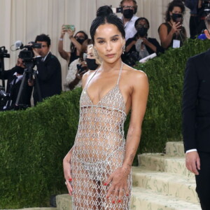 met gala 2021 schauspielerin kravitz trägt transparentes kleid als markenzeichen