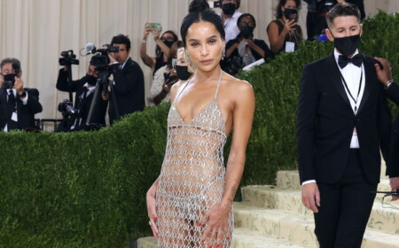 met gala 2021 schauspielerin kravitz trägt transparentes kleid als markenzeichen