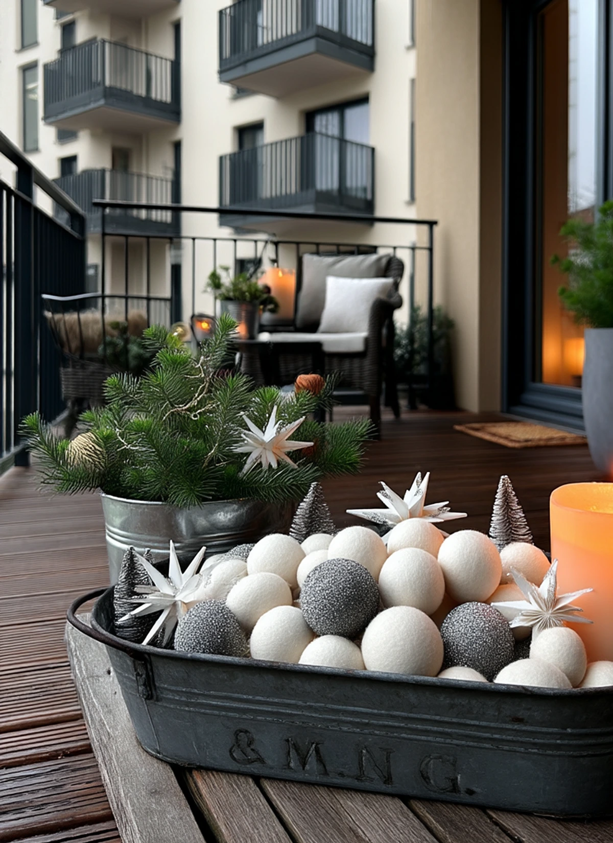 metallwanne mit weihnachtskugeln und tannengrün auf dem balkon dekorieren