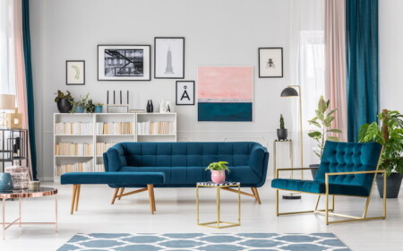 modern eingerichtetes wohnzimmer mit elementen im retro stil