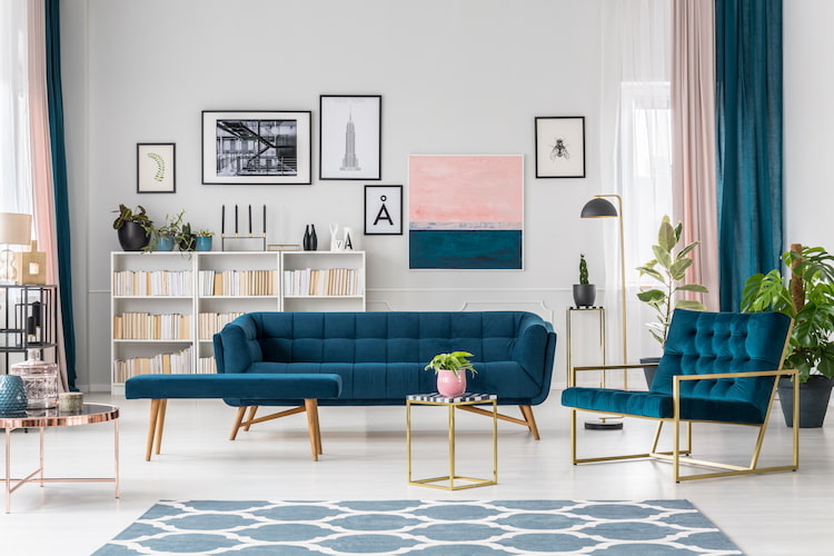 modern eingerichtetes wohnzimmer mit elementen im retro stil