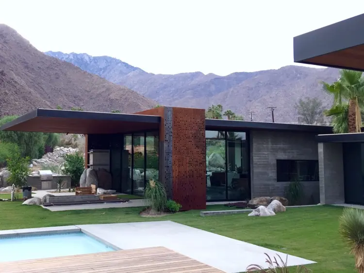 moderne Architektur minimalistisches Haus im Gebirge