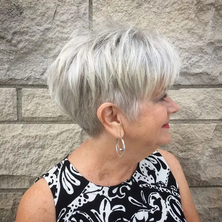 moderne frisur für kurze graue haare