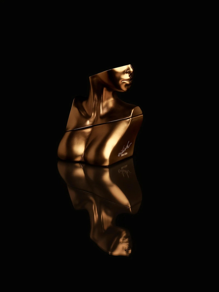 neuer damenduft einer popsängerin in goldfarbener flasche mit weiblichen formen