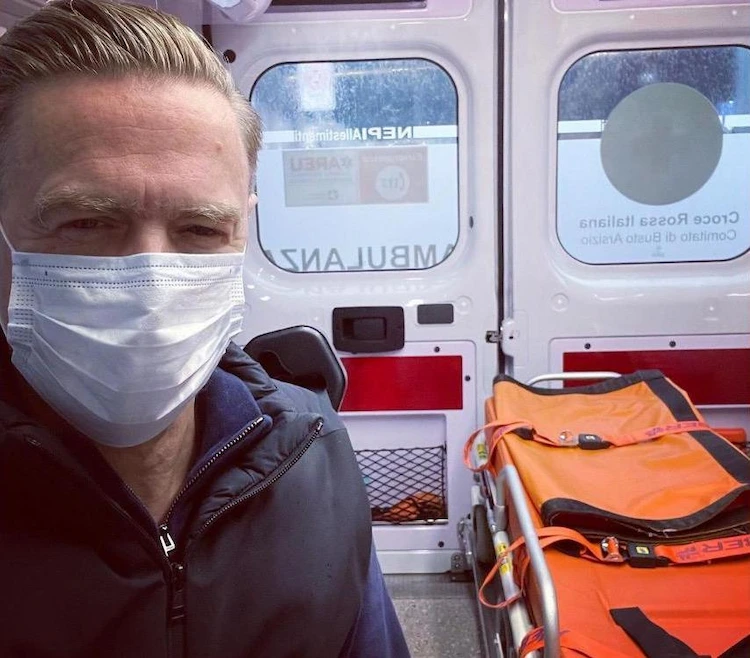 rocksänger bryan adams positiv auf covid 19 in einem krankenwagen mit schutzmaske