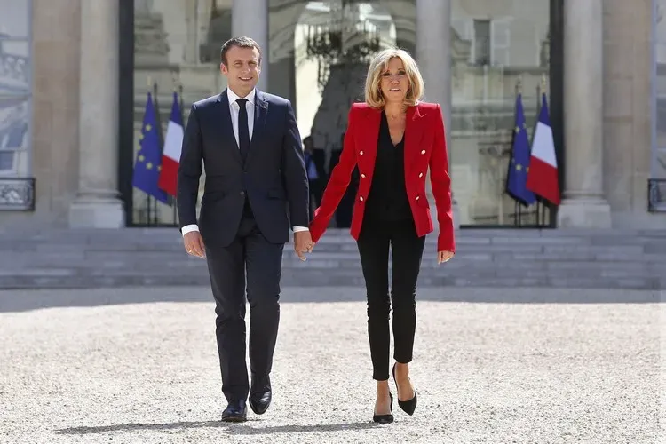roter Blazer kombinieren 2021 Brigitte Macron Looks Bilder