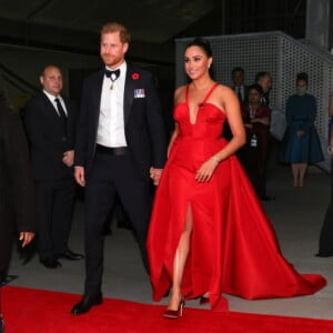 schlicht und elegant outfit von meghan und harry auf dem roten teppich in new your