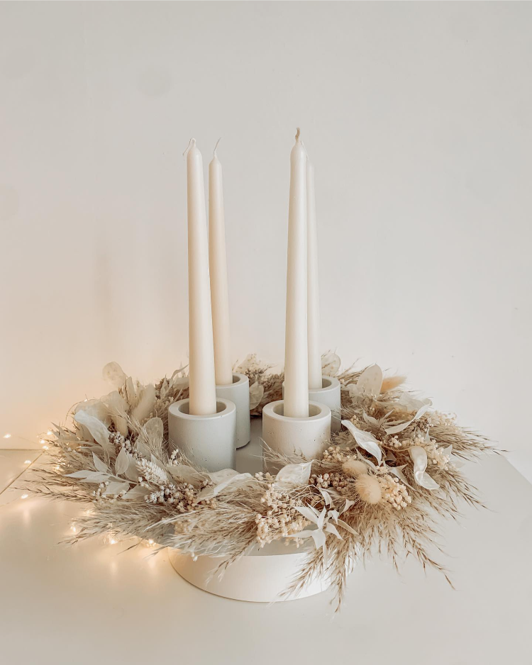 schöner minimalistischer adventskranz in beige
