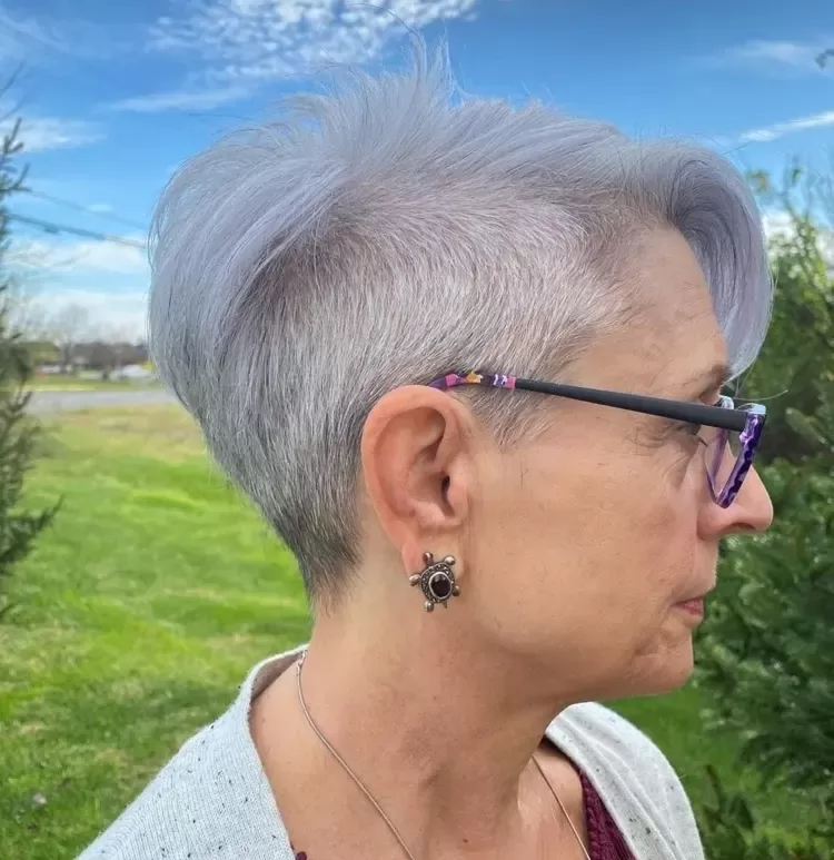 sidecut pixie Haarschnitt für kurze graue Haare ab 60