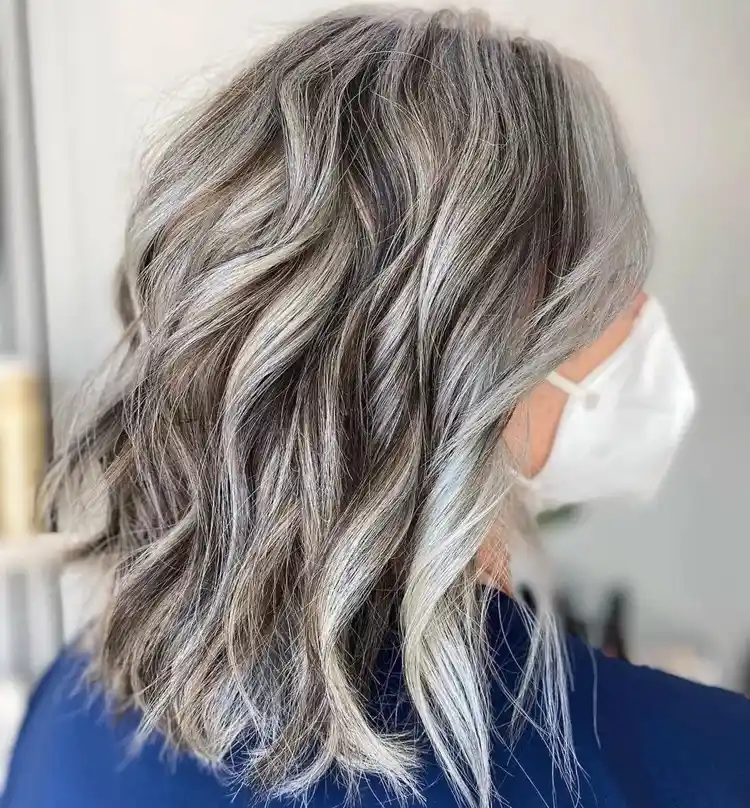 silberne und dunkle Strähnchen um graue Haare zu kaschieren