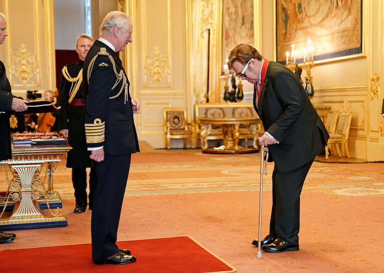 sir elton john von prinz charles und der königlichen familie mit ehrenmedaille ausgezeichnet