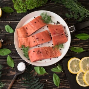 verzehr von fisch wie lachs mit omega 3 fettsäuren kann zerebrovaskuläre erkrankungen im gehirn vorbeugen