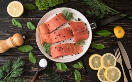 verzehr von fisch wie lachs mit omega 3 fettsäuren kann zerebrovaskuläre erkrankungen im gehirn vorbeugen