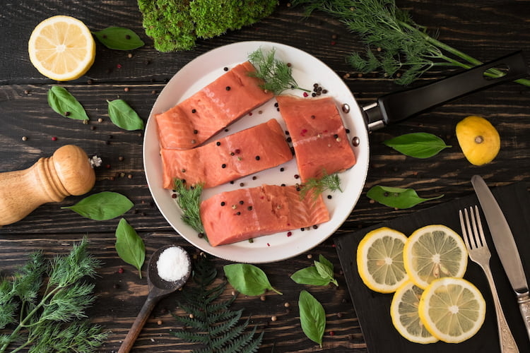 verzehr von fisch wie lachs mit omega 3 fettsäuren kann zerebrovaskuläre erkrankungen im gehirn vorbeugen